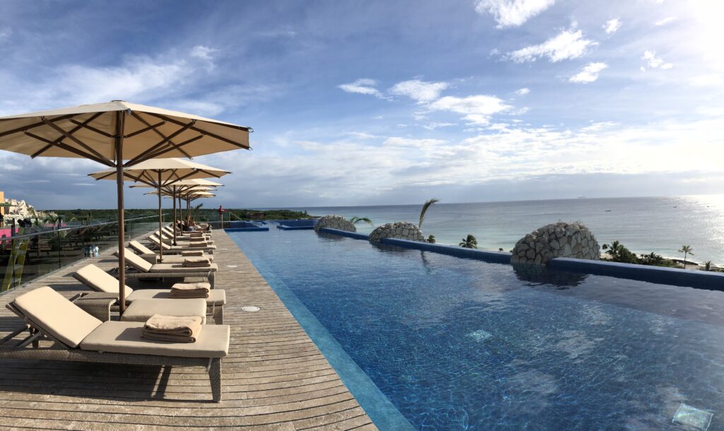 I'm obsessed with this ocean front infinity pool 